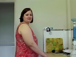 Découvrez la passion intense d'une déesse voluptueuse assouvissant ses désirs. Bernie, la femme grande et belle, cherche la jouissance et ne laisse aucun homme insatisfait. Succombez au plaisir ultime avec elle ce soir !