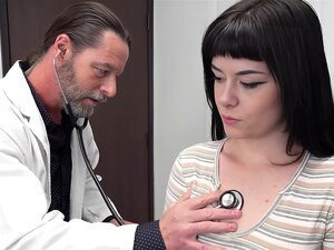 Bébé aux petits seins encrés aime se reproduire à l'infirmerie du médecin