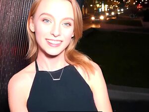 Jeune femme ukrainienne timide de dix-huit ans sur un rendez-vous dans la rue en Allemagne et ramassée et forée
