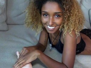 La petite mignonne Black Kiki Star se fait remplir de sperme par Alex Ace