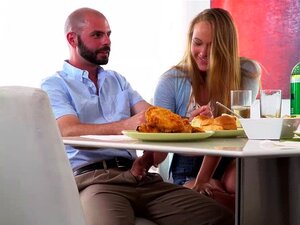Cacher Sous La Table - Porno @ RueNu.com