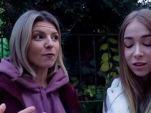 Regardez comment un mec chanceux ramasse sa petite amie européenne sexy dans la rue et l'emmène dans une virée sauvage. Cette vidéo POV vous laissera en vouloir plus !