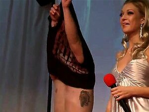 Striptease Show Public - Porno @ RueNu.com