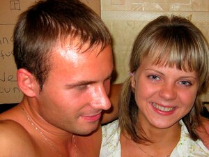 La mignonne magnifique aux petits seins Faith aime se faire baiser intensément dans le lit