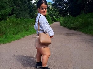 Onlyfans / asliceofcait mannequin glamour nain posant pour un tournage