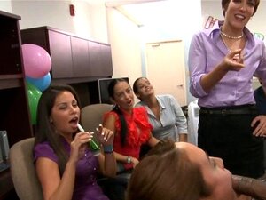 Fête de pipe excitante. Un strip-teaseur en chaleur se fait sucer la queue par plusieurs nanas
