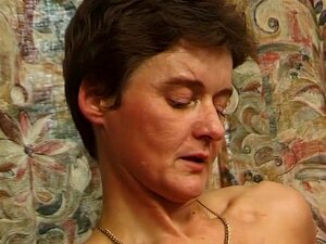 Découvrez les désirs ardents d'une séductrice mature dans une aventure hardcore allemande explicite. Regardez-la libérer ses talents oraux, séduire avec ses petits seins durs et goûter aux frissons de sa chatte serrée et mouillée. Préparez-vous à une renc