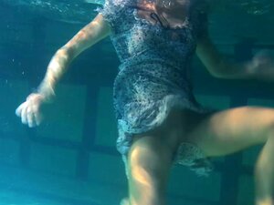 Partouze Sous L Eau - Porno @ RueNu.com