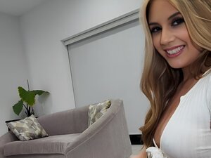 Facet chce przelecieć swoją śliczną dziewczynę Lucy Doll, gdy jego gorąca brunetka macocha Suttin przybywa, prosząc o minutę z pasierbem. Chce udowodnić, że jest lepsza niż ślicznotka, więc chwyta jego dużego kutasa i daje mu zmysłową ręczną robotę