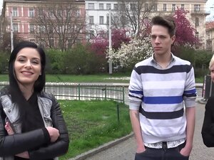 Seks za gotówkę na serio! Spotkaliśmy uroczą czeską parę w samym centrum Pragi. Blondynka była w drodze, aby przekłuć jej język, a jej chłopak jej towarzyszył. To jest coś, co po prostu musimy zobaczyć.