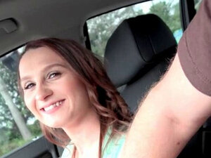 Słodziutka myli zmianę biegów z twardym kutasem. Amatorka z dobrymi cyckami bierze sztywnego kutasa na cios w stylu POV