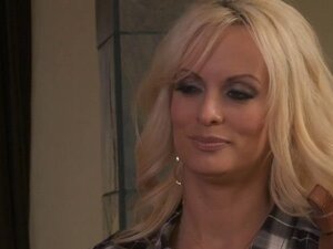 Kolega dochodzi na seksownej dziewczynie